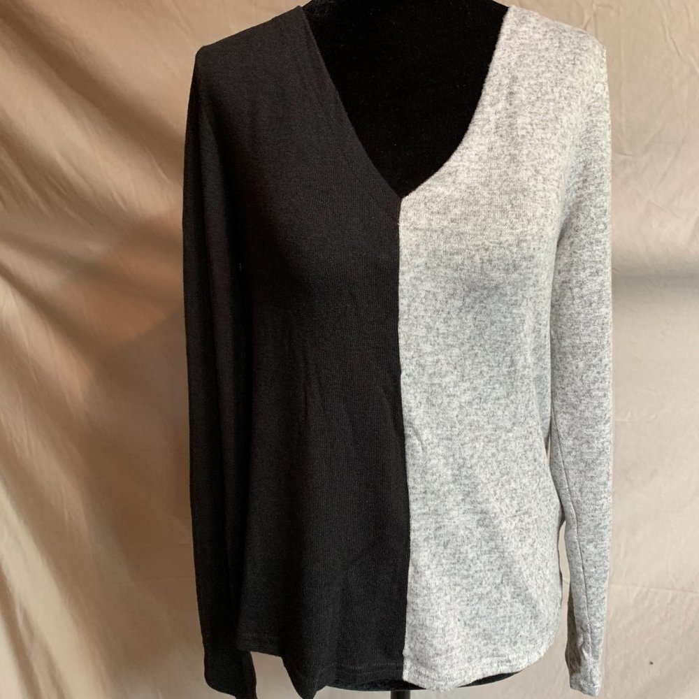 Two Tone V Neck Tee BLK - Picture 6 of 6